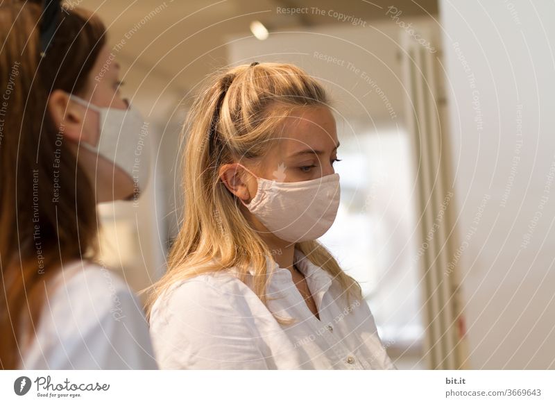 Nurses, in masks, in surgery... Young women Sisters Brothers and sisters people Feminine feminine Face mask Mask Mask obligation coronavirus Corona virus
