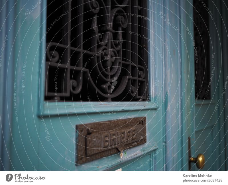 Alter Hauseingang mit Briefeinwurf Tür alt Post Farbfoto Türgriff Gebäude Aussenaufnahme Stadt Strasse Briefpost Farbig Fenster Türfenster grün hellblau