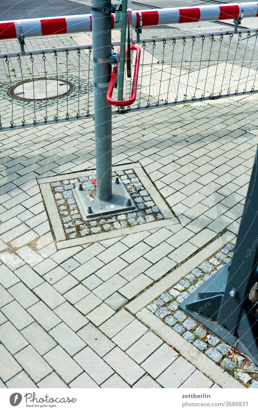 Closed level crossing Track Railroad crossing Corner Lane markings Clue edge Line Left cyclists cycle path Control barrier Street off Road marking waypoint Sign