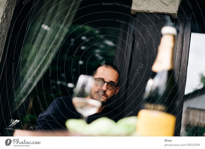 The face of a man behind a filled wine glass Wine glass Man Face covert Drinking Vine Ferocious Glass Alcoholic drinks Beverage Party bottle Champagne bottle