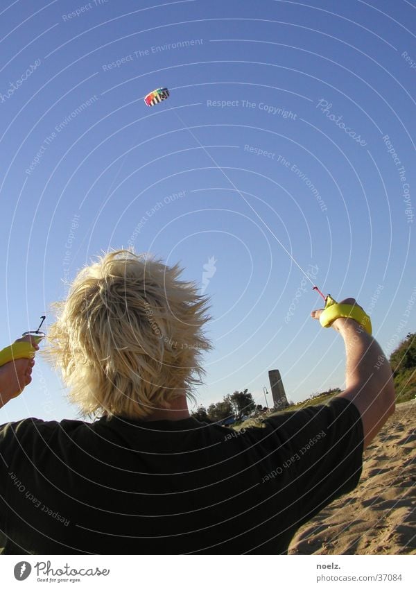 BEACH KITE Beach Kite Blonde Summer T-shirt Man steering mat Hair and hairstyles Sand Blue sky