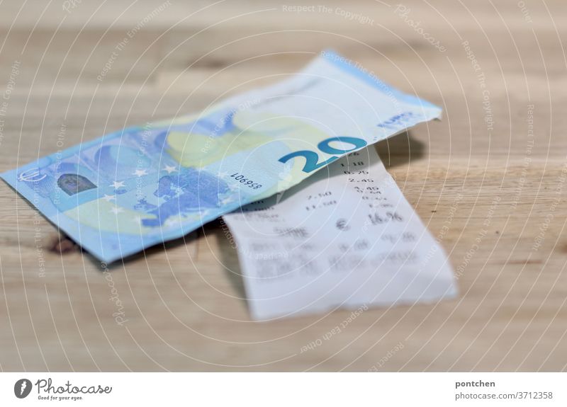 A 20 Euro note is on a bill. Pay, tip Bank note 20 euros receipt Invoice gratuity Paying Financial Industry Loose change Business Economy Restaurant Shopping
