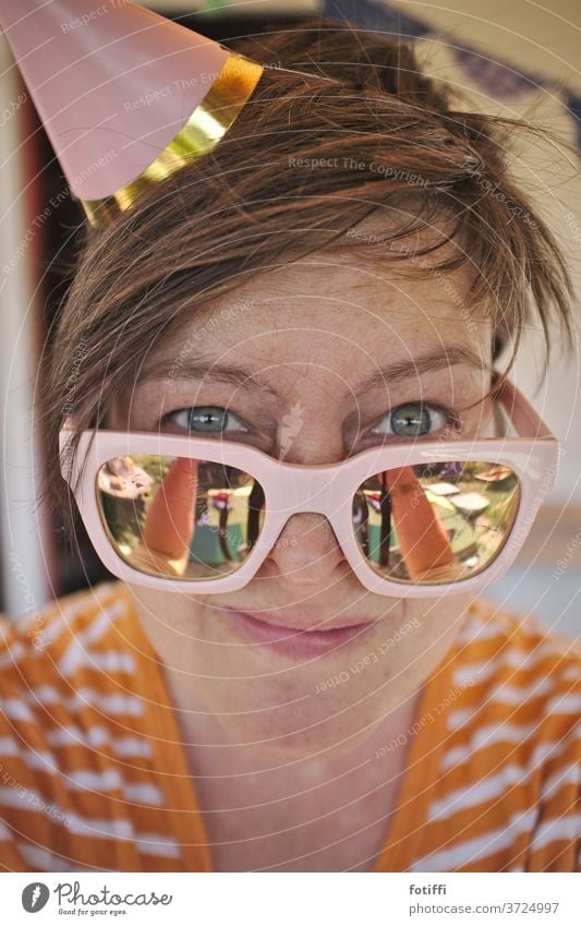 Party hats Party mood Party goer Eyeglasses mirrored Woman Feasts & Celebrations Human being Adults Pink Sunglasses Smiling critical view Selfie Hat party hat