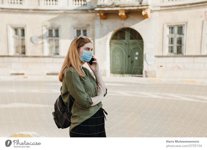 Frau mit Maske fährt Auto, Gesicht im Rückspiegel, reist in der 19. - ein  lizenzfreies Stock Foto von Photocase