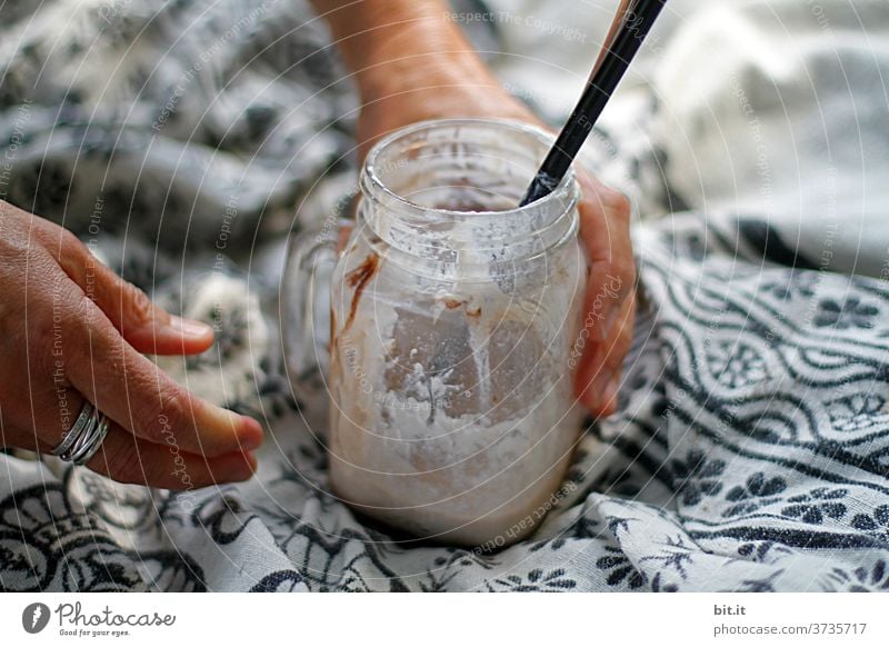 wasp trap Glass Empty Ice ice cream parlour Retentive stop To hold on Blanket Rag by hand Beverage Cold drink Drinking chill Summer Coffee Iced coffee Straw