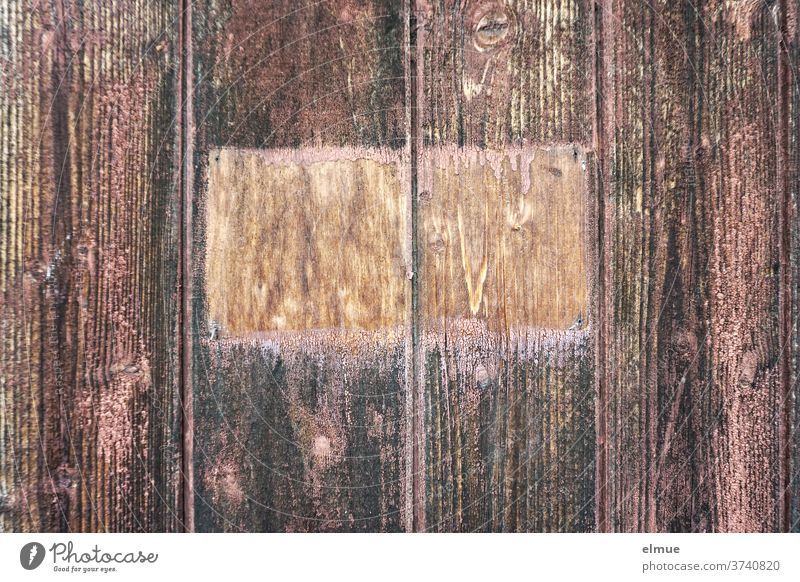 The missing sign on the reddish-brown wooden gate is told by the missing paintings at this point Wooden gate Paintwork Lack wooden slats Goal Auburn Empty