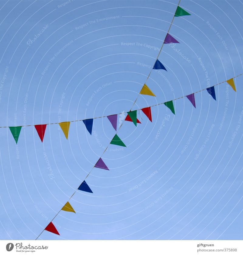 X Sky Cloudless sky Hang Leisure and hobbies Joy Dream Paper chain Decoration Flag Symbols and metaphors Carnival Feasts & Celebrations Happiness Cross Triangle