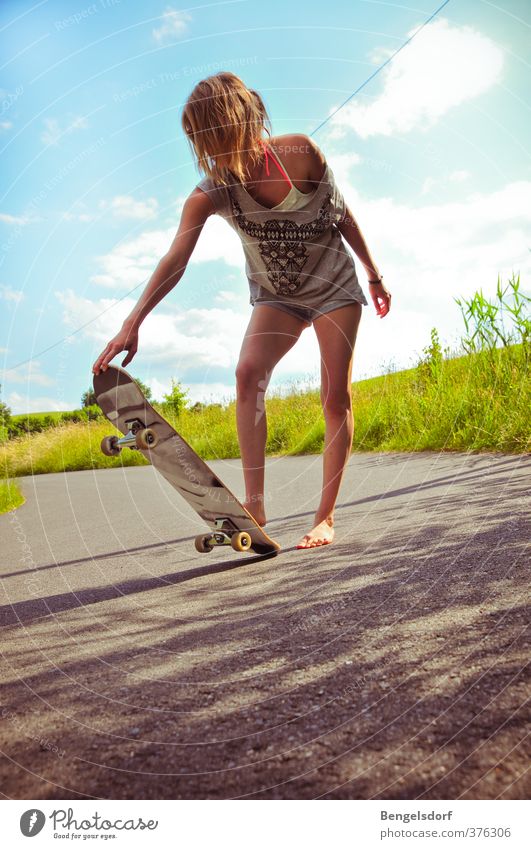 Skate, baby! Leisure and hobbies Skateboarding Sports Human being Feminine Young woman Youth (Young adults) 1 T-shirt Jeans Bikini Barefoot Blonde Movement
