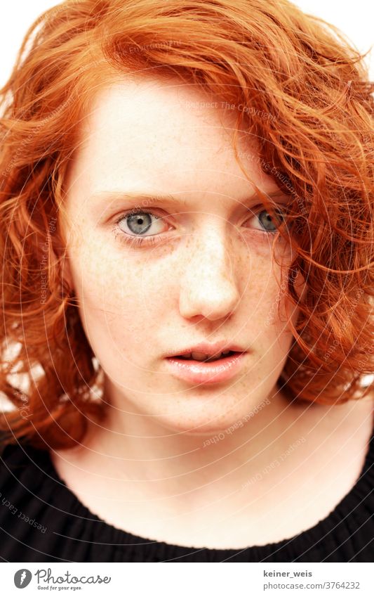 Face of a young redheaded woman with freckles in close-up Woman Red-haired Freckles Close-up portrait Hair curls Youth (Young adults) Young woman Colour photo