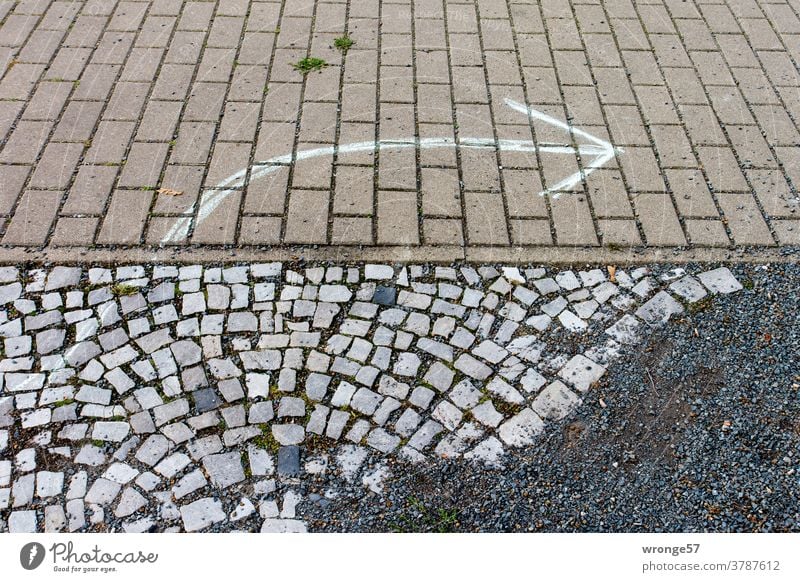 Recommendation | an arrow drawn with white chalk on the stone pavement indicates the direction to the right Direction groundbreaking arrow icon Arrow
