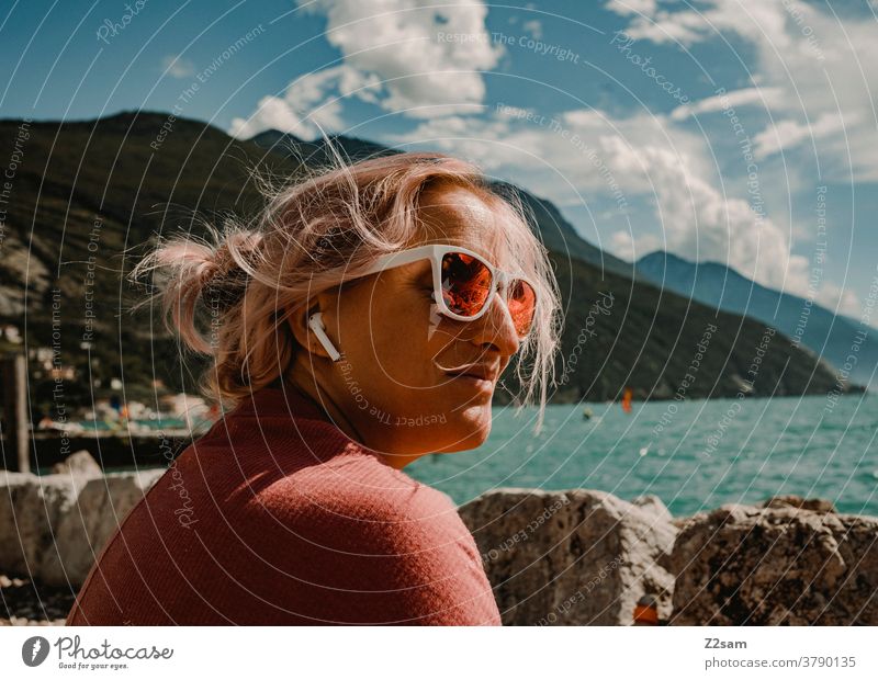 Junge Frau am Gardasee gardasee norditalien torbole vacation sonnebrille gewässer urlaub sommer hübsch schön erholung lifestyle Urlaub reise Natur lange haare