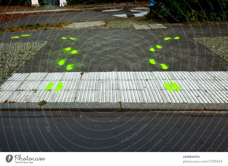 Pedestrian crossing with yellow tracks Turn off Asphalt Corner Lane markings Clue edge Curve Line Left navi Navigation Orientation Right Direction Street tip