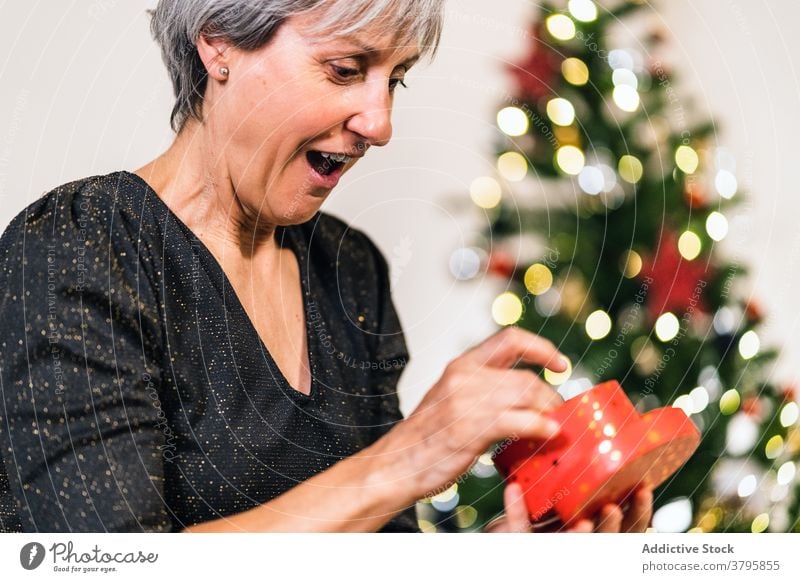 Survey] Two-Thirds of Jewelry Gift Recipients Don't Want to Be Surprised |  The Study