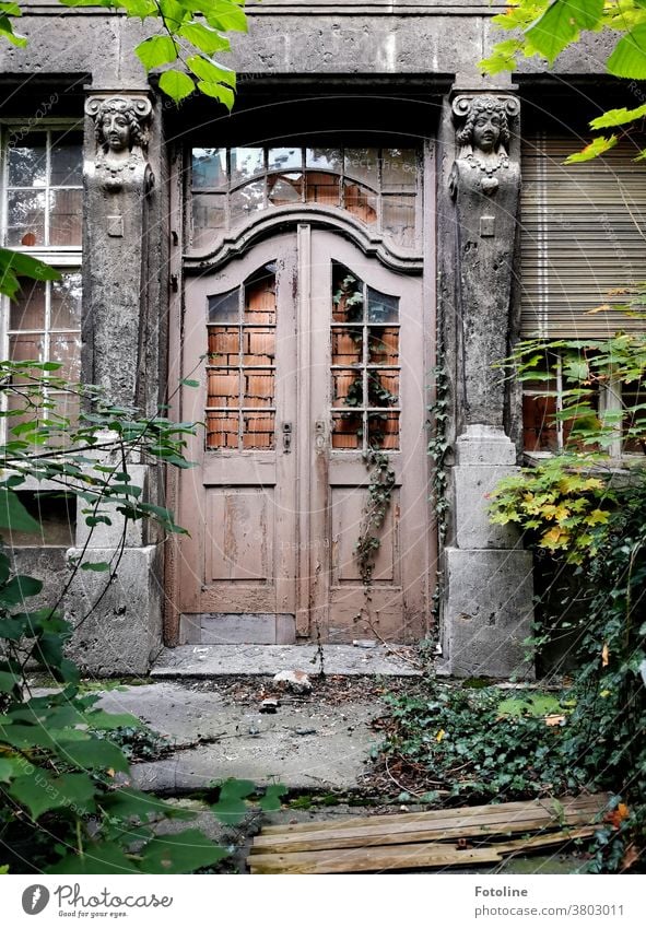 On a foray through Zeitz, the photoline suddenly found herself standing in front of a wonderful Lost Place, whose doors and windows were walled up and prevented her from entering. Longingly she looked at this wonderful door and let her head hang down.