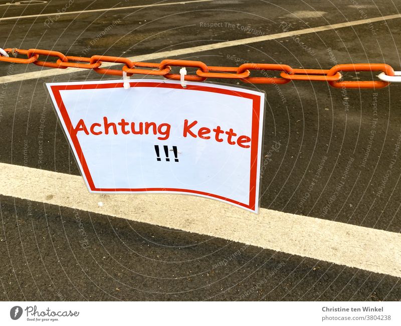 "Attention, chain! " is written on the warning sign hanging on the chain esteem Caution Chain Shut-off chain Warning sign Warning label Signs and labeling