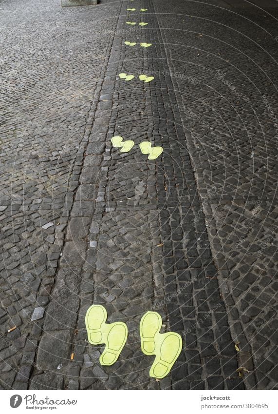 Minimum distance of 1.5 meters due to shoe print Ground markings safety distance gap Cobblestones keep sb./sth. apart Queue Clue corona Protection In pairs