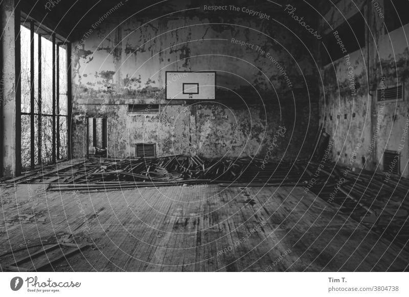 a sports hall Ukraine Pripyat B/W Sports Hall Sports equipment Ruin Tschernobyl Black & white photo B&W Architecture Old b/w Basketball Basketball arena