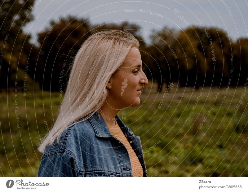 Portrait einer blonden Frau im Grünen jeansjacke lange haare lifestyle portrait hübsch schön woman Natur landschaft wiese glücklich freizeit erholung