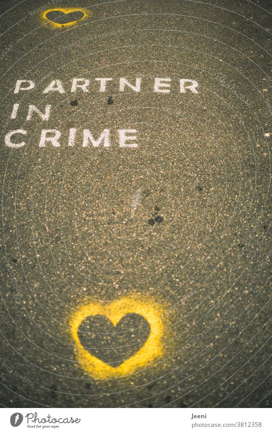 A path with street paintings with the words "PARTNER IN CRIME Love Street painting off Chalk Accomplice Asphalt Painting (action, artwork) Creativity Art