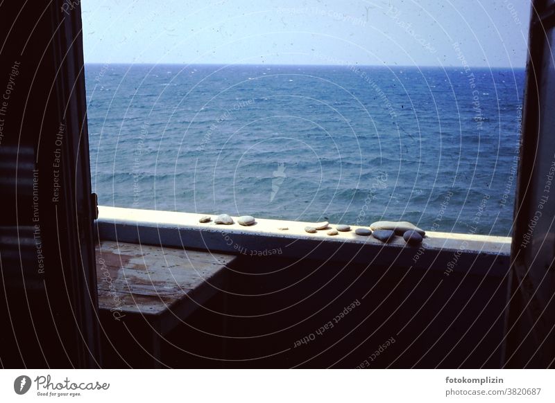 Meer Sehnsucht Blick auf das Meer Balkonbrüstung Steine Kieselsteine retro vintage Meerblick Wasser Urlaub Fensteraussicht wasser Erholung sommer sonne Sommer