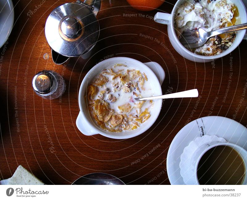 3 o'clock muesli Cereal Spoon Jug Wood Table Skimmed milk Nutrition Bowl Coffee Salt porcelain Kellogs