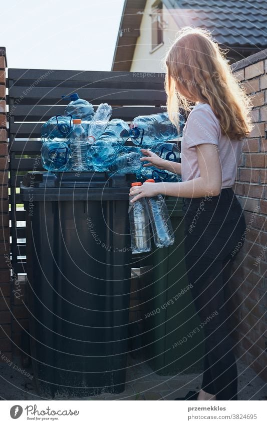 An actress wearing a dress made out of garbage bags, Academy Awards red  carpet photo : r/dalle2