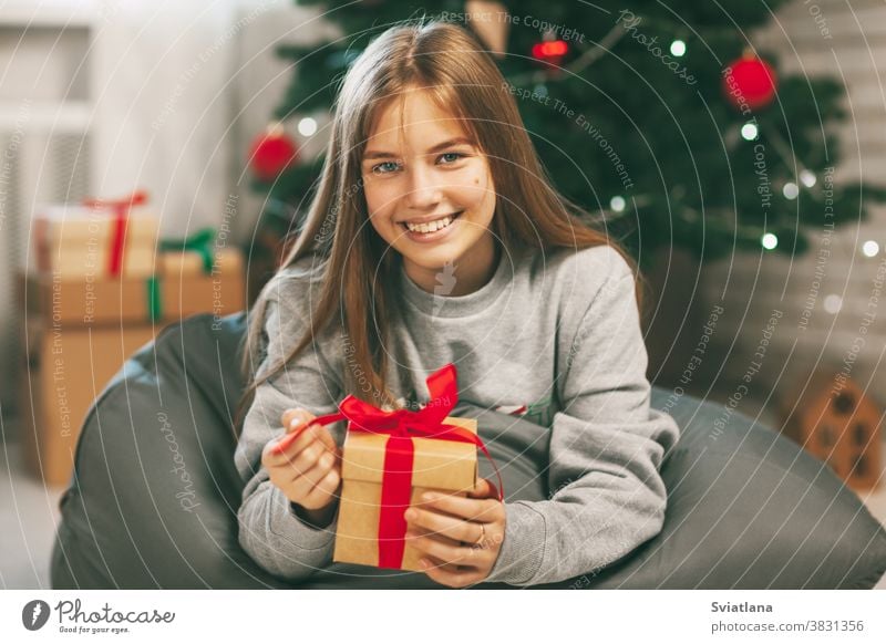 Free Photo  Woman opening her present on christmas