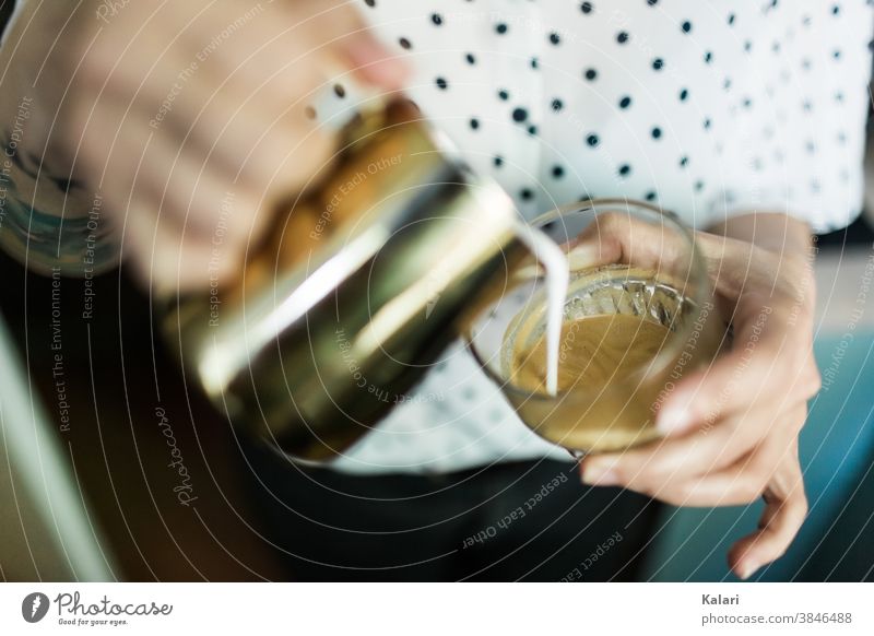 Barista making a glass of latte with latte art in hand Café au lait milk foam barista Cast latte type café au lait Espresso Latte macchiato Coffee Woman