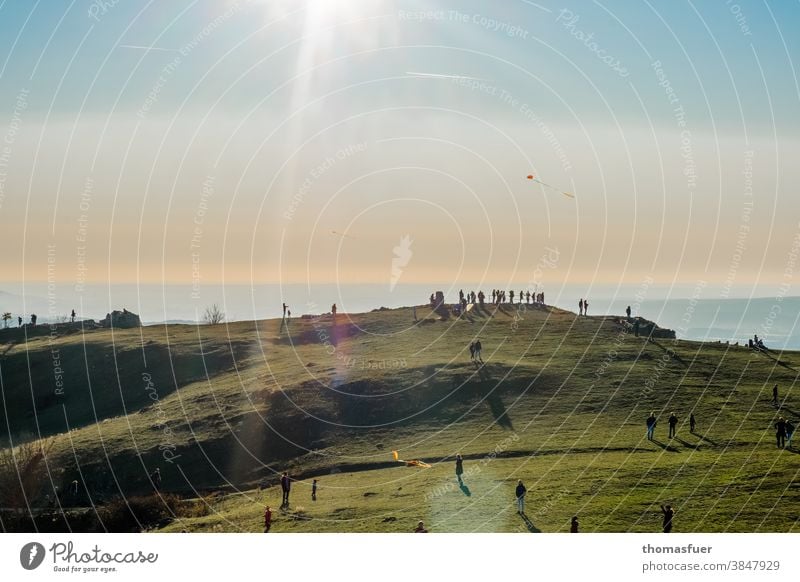 mountain, plateau with many people waiting for the sunset, flying kites at home Shadow Light Plain Franconia Valley Twilight Evening Highlands Horizon Landscape