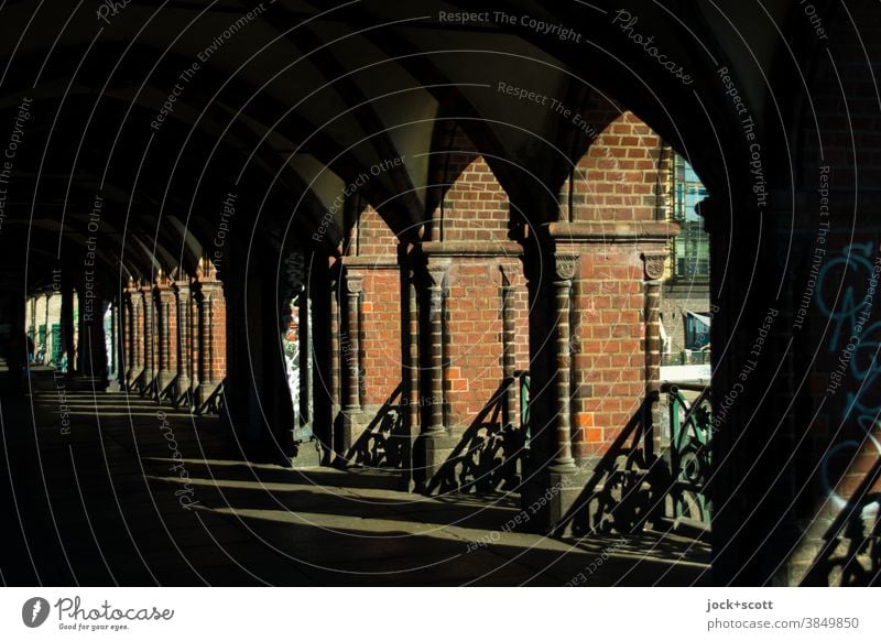 representative gussets in the sunshine Ogival arch Historic Arch Silhouette Architecture Tourist Attraction Oberbaumbrücke Vault Manmade structures Underpass