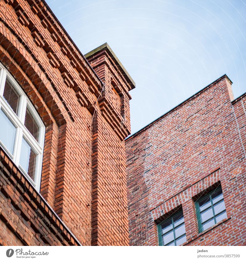two colours: red. Facade Window Sky Red Brick Brick wall Masonry Old Wall (building) Wall (barrier) Exterior shot Structures and shapes Manmade structures