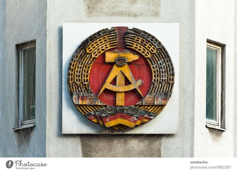 DDR-Wappen, bestehend aus Hammer, Zirkel, Ährenkranz architektur berlin city ddr deutschland ehrenkranz fernsehturm froschperspektive hammer hauptstadt haus