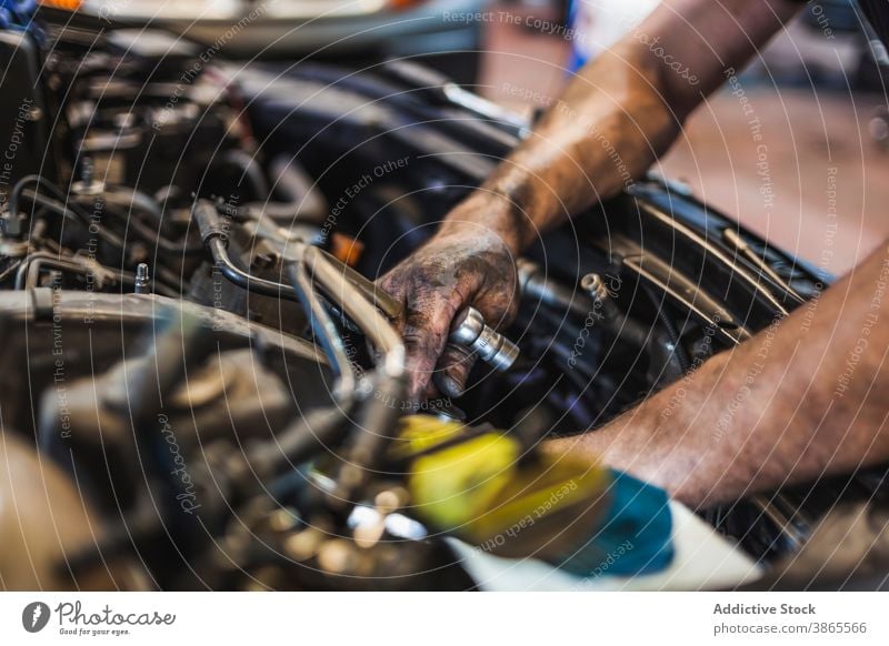 auto mecánico con un Linterna lámpara haciendo un completo inspección para  defectos en el coche motor a coche reparar tienda 22971971 Foto de stock en  Vecteezy