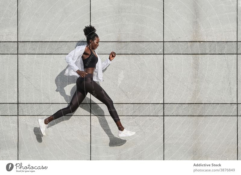 Foto Stock Black woman, jump and fitness while workout, exercise