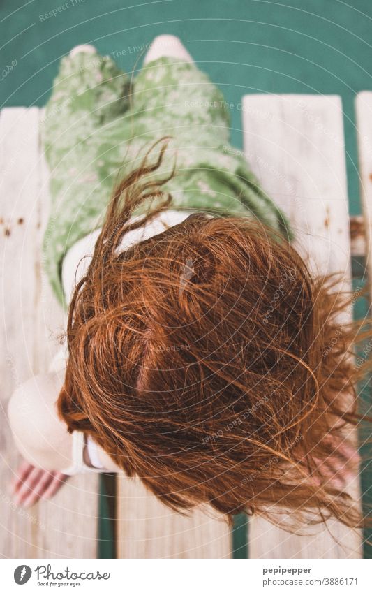 junge, rothaarige Frau sitzt entspannt auf einem Wassersteg am Meer Fraud Urlaub Natur urlaub reise Erholung Kleidung Rock Haare strand wasser Sommer See Ruhe