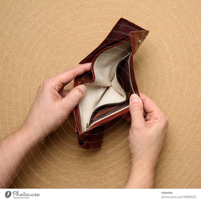 Man Pouring Coins Empty Wallet Female Hand Holds Empty Purse Stock Photo by  ©Venka-x 378315298