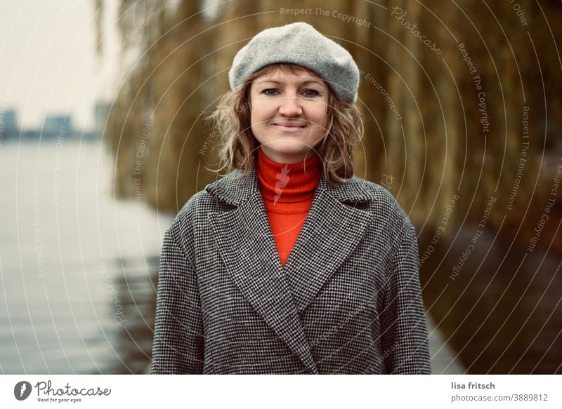 WOMAN - WEEPING WILLOW - WATER - CAP Woman Curl Blonde Short-haired Beret Roll-necked sweater Coat Autumn stylish Modern Grinning portrait