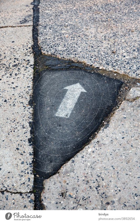 White arrow on a piece of asphalt Arrow Direction Trend-setting direction arrow Lanes & trails Concrete Asphalt Sign Guidance Black Gray Orientation