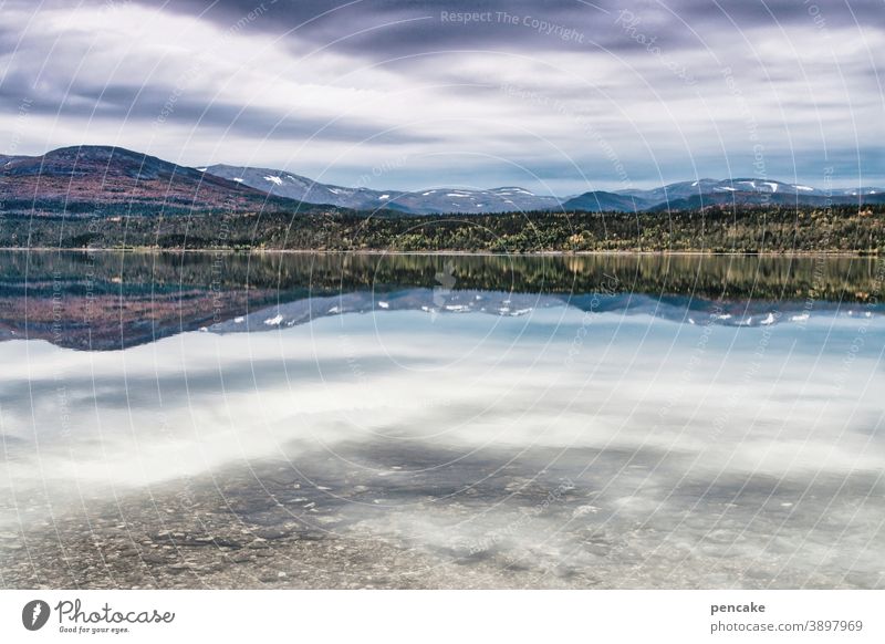 konform | wie oben, so unten Landschaft Norwegen Nordnorwegen Fjord Berge Wasser Spiegelung Reise Wolken Herbst Weite Einsamkeit