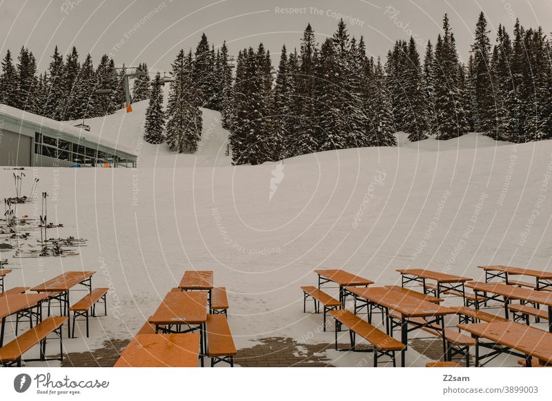 Leere Bierbänke auf Skihütte skihütte berge restaurant alpen tourismus skifahren wintersport urlaub ferien snowboard erholung leer menschenleer geschlossen