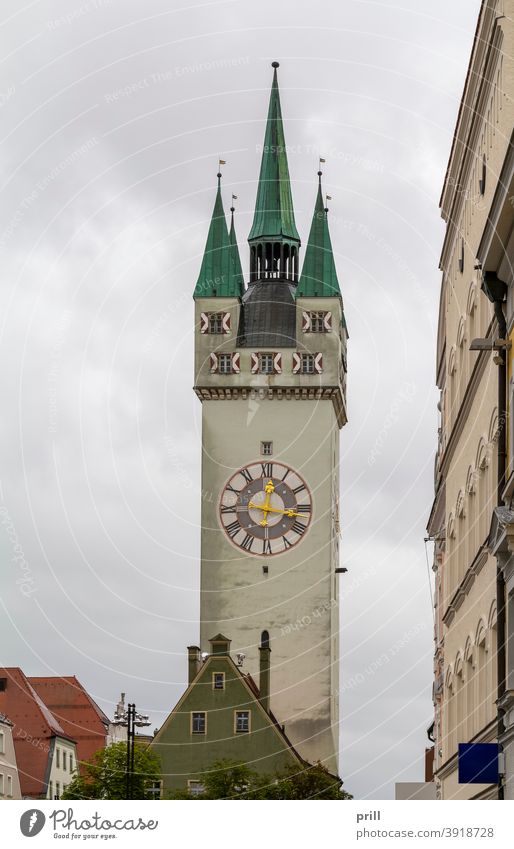city tower in Straubing stadtturm straubing niederbayern deutschland architektur gebäude kultur tradition altstadt sommer haus fassade hausfassade uhrturm