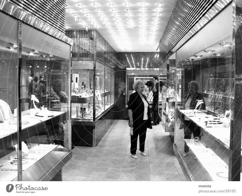 jewellery display_w Graz Las Vegas Glamor Doomed Architecture weikhard Reflection Lighting