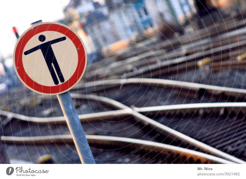 END ON SITE Railway tracks Road sign Railroad Railroad tracks Railroad system Logistics Traffic infrastructure Rail transport Prohibition sign Pedestrian