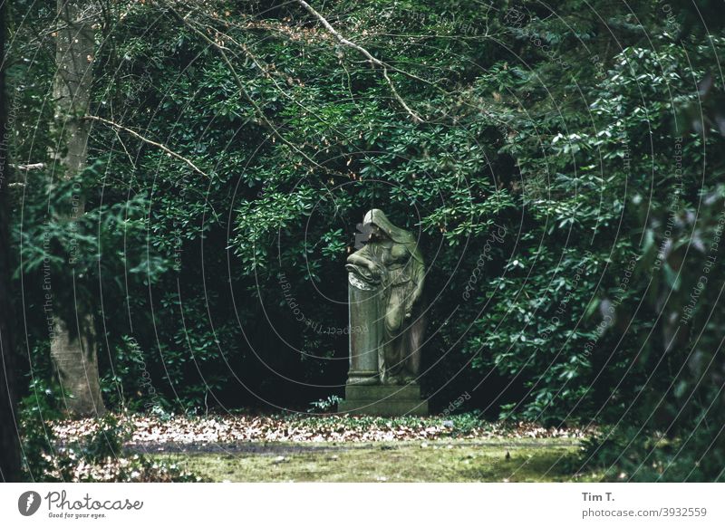 Mourning woman sculpture in a cemetery Cemetery Sculpture Death Grief Sadness Exterior shot Colour photo Deserted Day Subdued colour Stone Tombstone Old