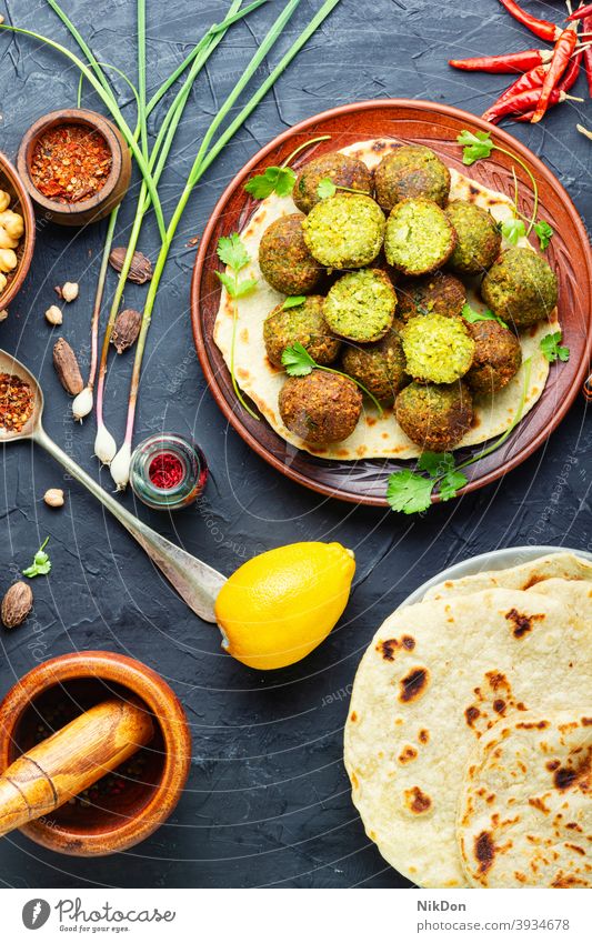 Delicious falafel balls chickpea vegetarian hummus vegetable fried food israeli food pita falafel plate arabic cuisine appetizer vegan food healthy food