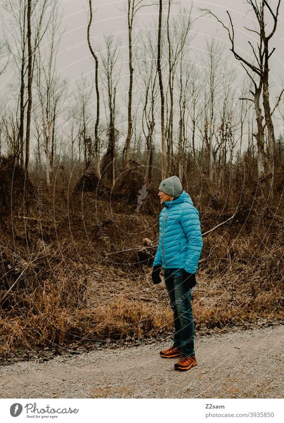 Sportlicher Rentner in der Natur beim spaziergen gehen spazieren natur outtdoor sport sportlich rentner alter mann portrait mütze winter kälte landschaft wald