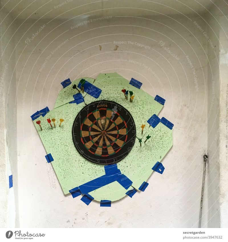 This picture is a hit! Darts Dartboard dartboard game Playing Employment Expansion Inventor inventive Leisure and hobbies Joy Colour photo Sports Deserted Arrow