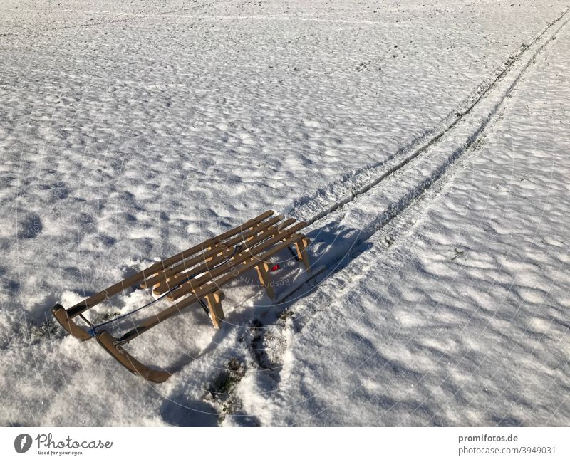 Sledging and tracking in the snow in the sunshine in winter 2020: Photo: Alexander Hauk Snow Sleigh Sleigh Ride Winter Allgäu Upper Allgäu Wood wood sledges