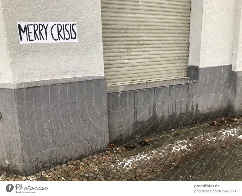 Lettering "Merry Crisis" on a house wall. Photo: Alexander Hauk merry crisis climate crisis Financial Crisis banking crisis political crisis Climate finance
