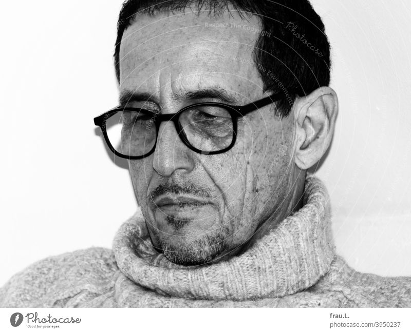 A reading man Facial hair crease portrait Face Man Eyeglasses Sit Sweater Roll-necked sweater flash